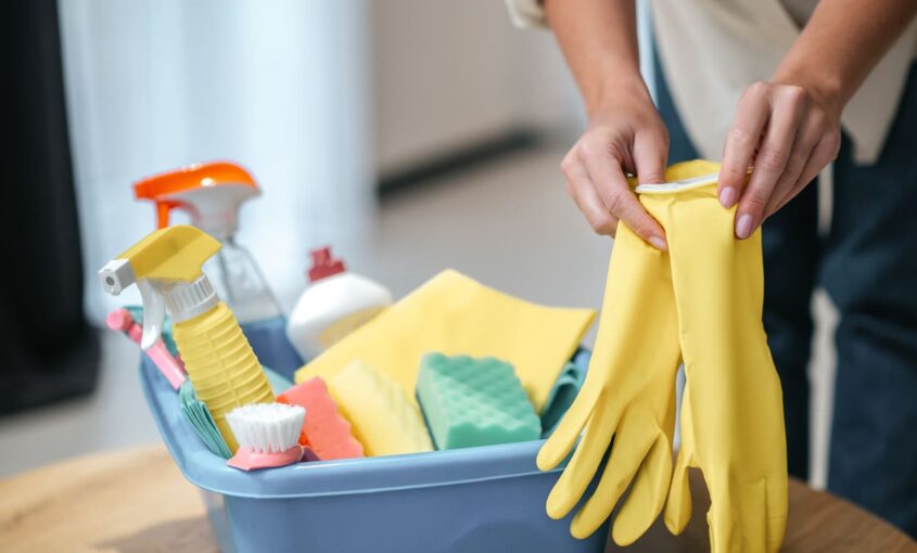 Cubo de productos de limpieza para evitar la alergia en casa.