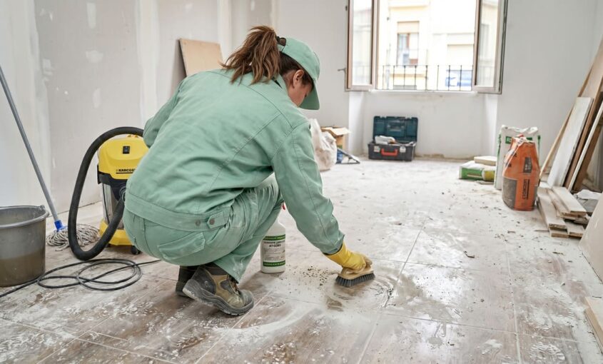Empleada de Limpiezas Castor limpiando después de una obra.